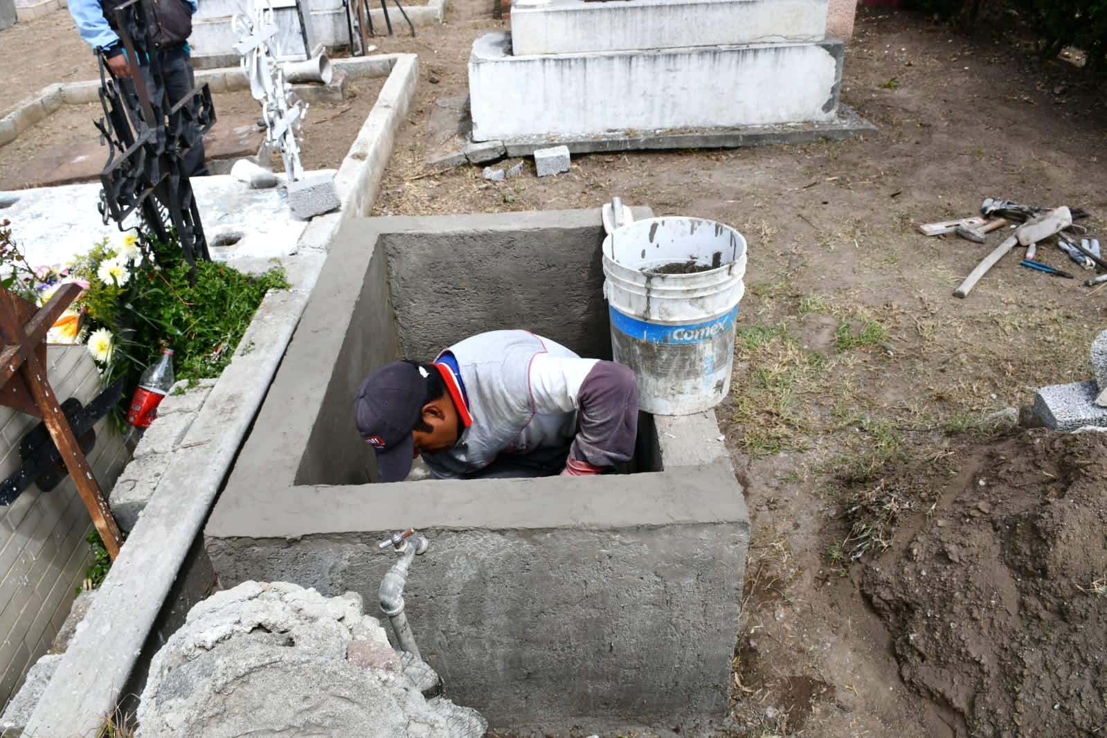 Realiza el Ayuntamiento de Apetatitlán trabajos de limpieza en el panteón municipal